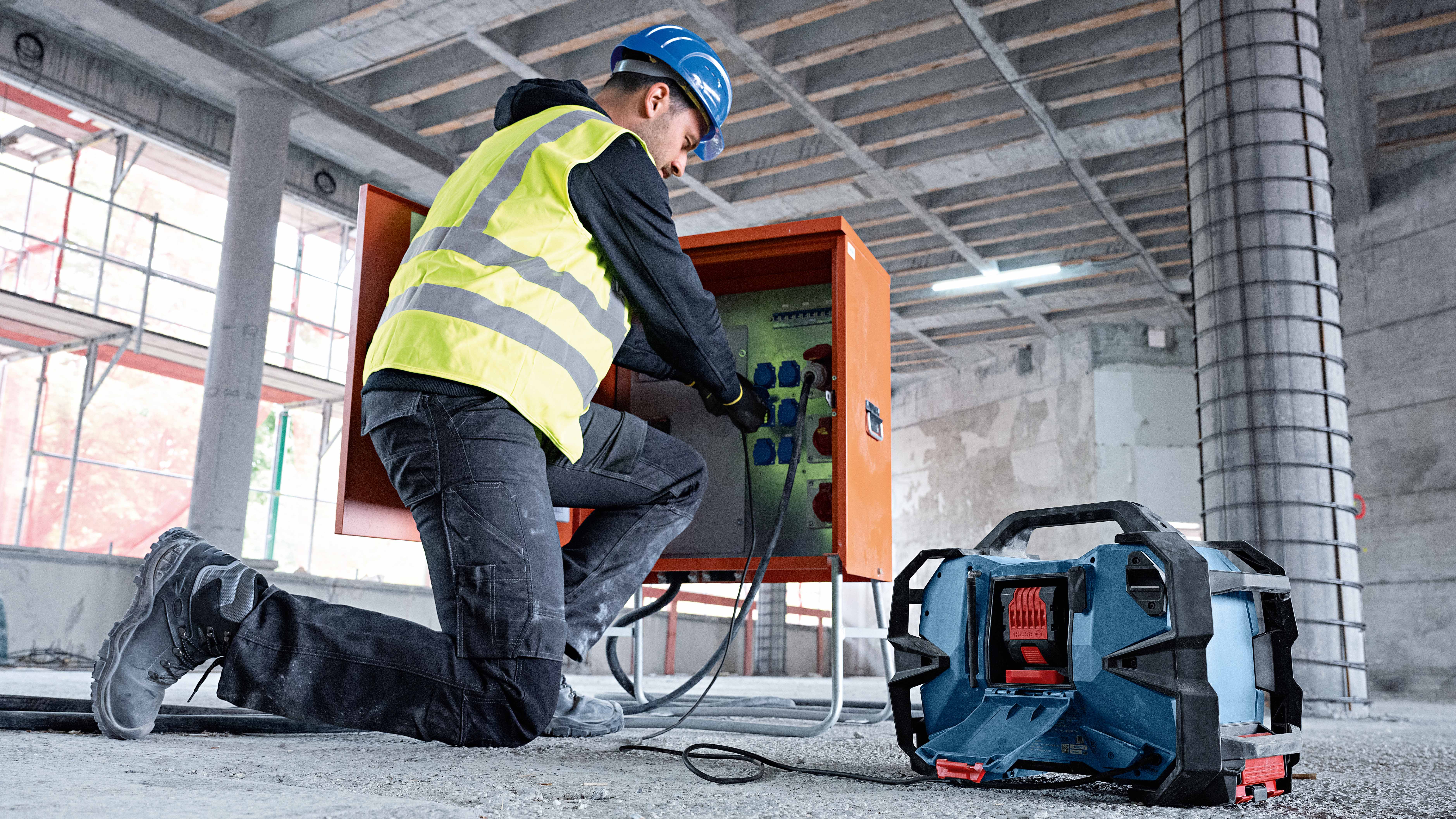 Rich sound and maximum flexibility even beyond the construction site: Jobsite radio GPB 18VH-6 SRC Professional