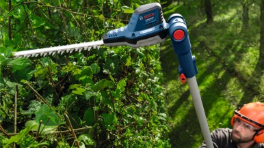 New in the Bosch Professional 18V System: Cordless pole hedge trimmer and pole p ...